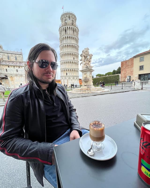 Hjupter Cerrud at the Pisa tower in Italy